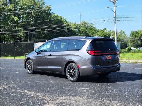 Used 2021 Chrysler Pacifica Touring-L w/ Premium & Safety Sphere Group FWD image 11
