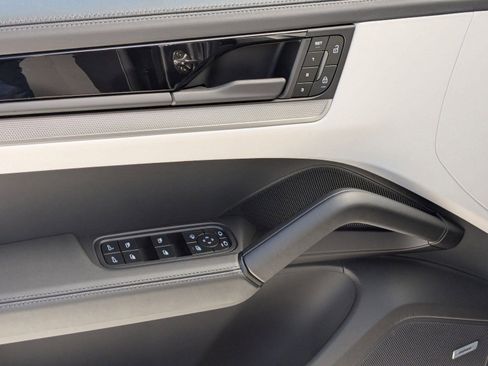 Certified 2025 Porsche Cayenne Coupe image 14