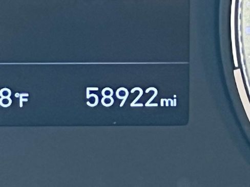 Used 2021 Hyundai Venue SEL image 24