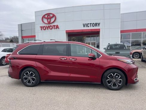 Used 2025 Toyota Sienna Platinum image 3