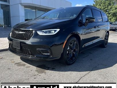 New 2026 Chrysler Pacifica Limited w/ S Appearance Package