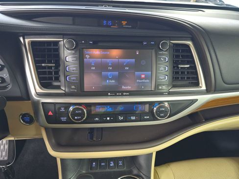 Used 2017 Toyota Highlander Limited image 12