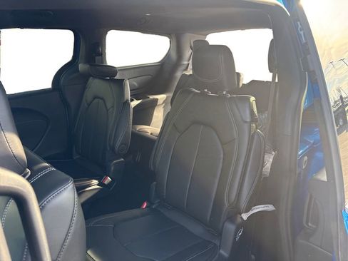 New 2026 Chrysler Pacifica Select image 10