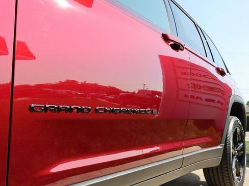 New 2025 Jeep Grand Cherokee Altitude w/ Trailer Tow Package image 7