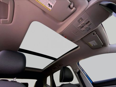 Used 2023 Volkswagen Taos SE w/ Panoramic Sunroof Package FWD image 14