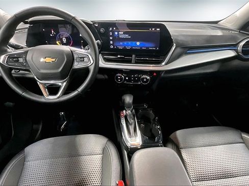 Used 2025 Chevrolet Trax LT w/ LT Convenience Package image 8