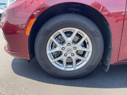 Used 2022 Chrysler Pacifica Touring-L w/ Uconnect Theater Family Group FWD image 12