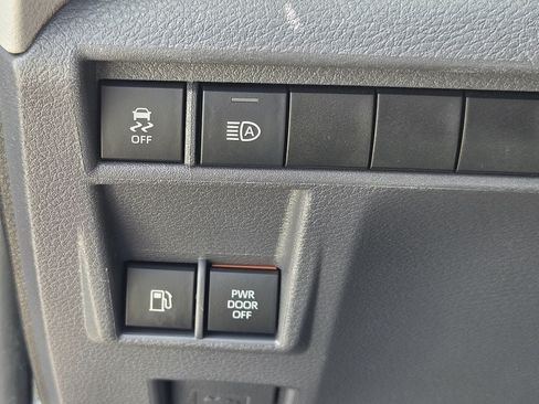 Used 2021 Toyota Sienna XLE FWD image 25