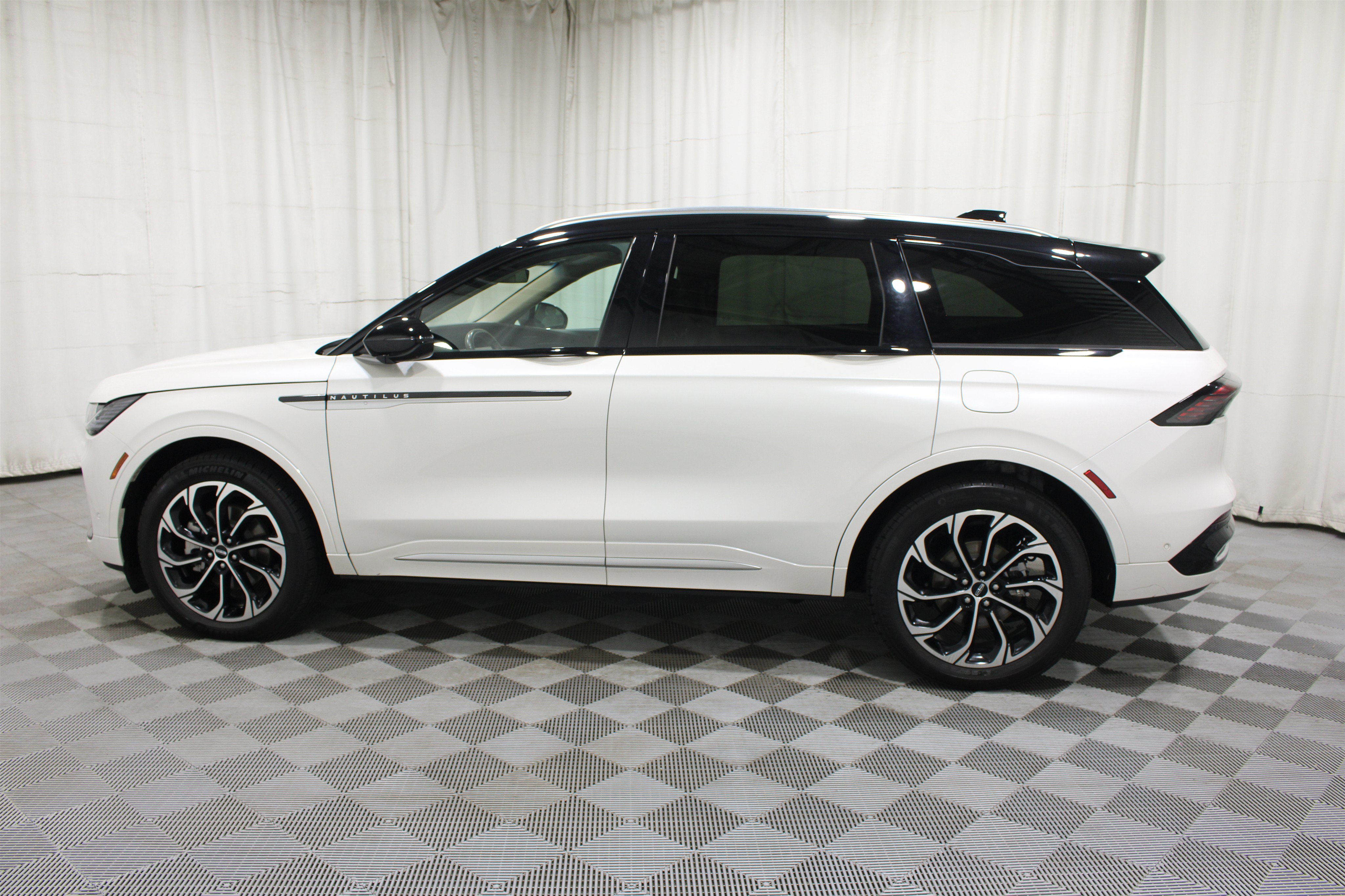 Used 2024 Lincoln Nautilus Reserve AWD/4WD image 34