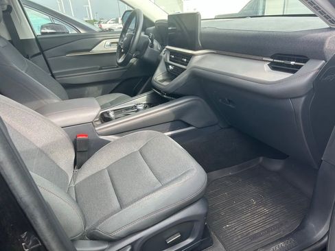 Used 2025 Ford Explorer Active image 3