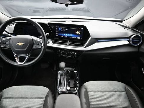 Used 2025 Chevrolet Trax LT w/ LT Convenience Package FWD image 16