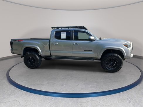 Used 2017 Toyota Tacoma TRD Sport w/ Premium & Technology Package AWD/4WD image 4