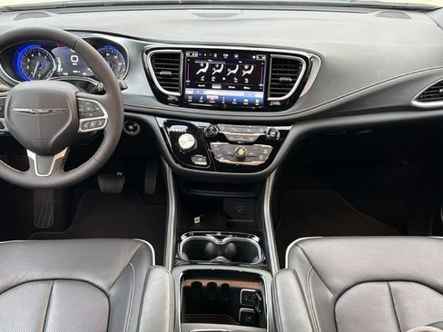 Used 2026 Chrysler Pacifica Limited FWD image 25