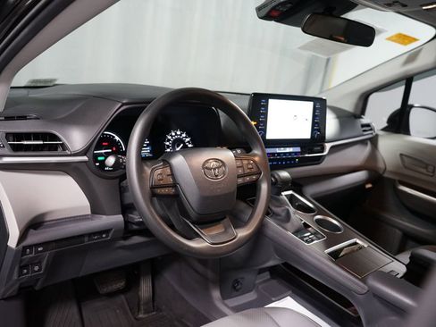 Used 2022 Toyota Sienna LE FWD image 7