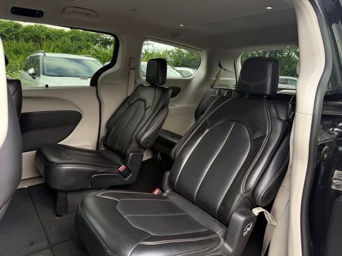 Used 2024 Chrysler Pacifica Touring-L FWD image 8