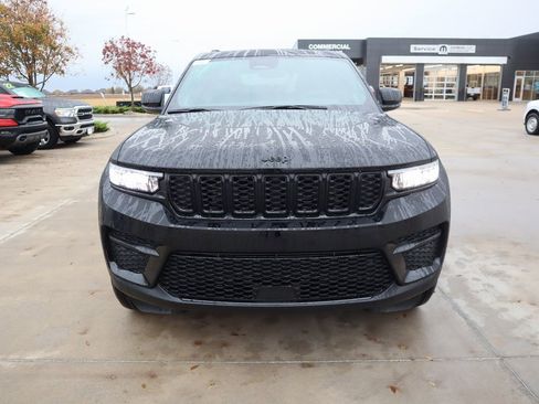 New 2025 Jeep Grand Cherokee Altitude image 9