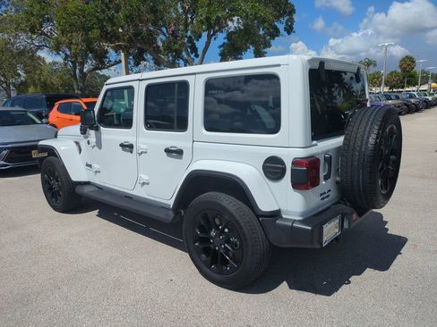 Used 2025 Jeep Wrangler Unlimited Sahara AWD/4WD image 8