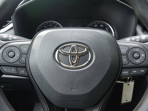 Used 2022 Toyota RAV4 LE AWD/4WD image 11