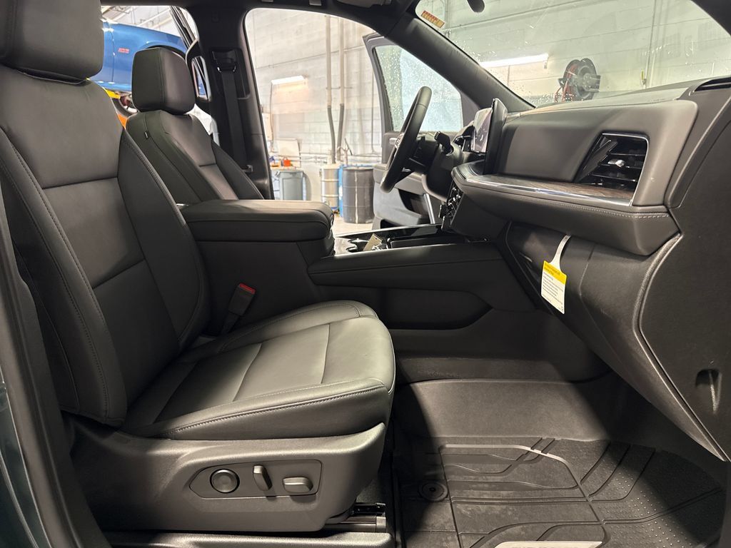 New 2026 Chevrolet Tahoe Z71 w/ Sun And Tow Package AWD/4WD image 32
