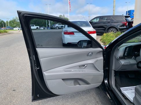 Used 2023 Hyundai Elantra SEL FWD image 9