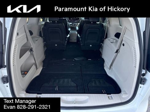 Used 2024 Chrysler Pacifica Touring-L FWD image 12
