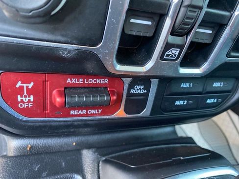 Used 2025 Jeep Wrangler Willys image 11