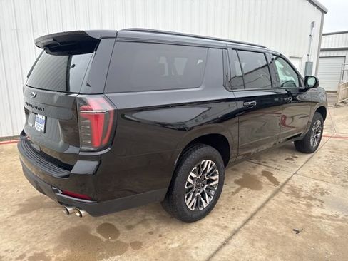 Used 2025 Chevrolet Suburban Z71 AWD/4WD image 7