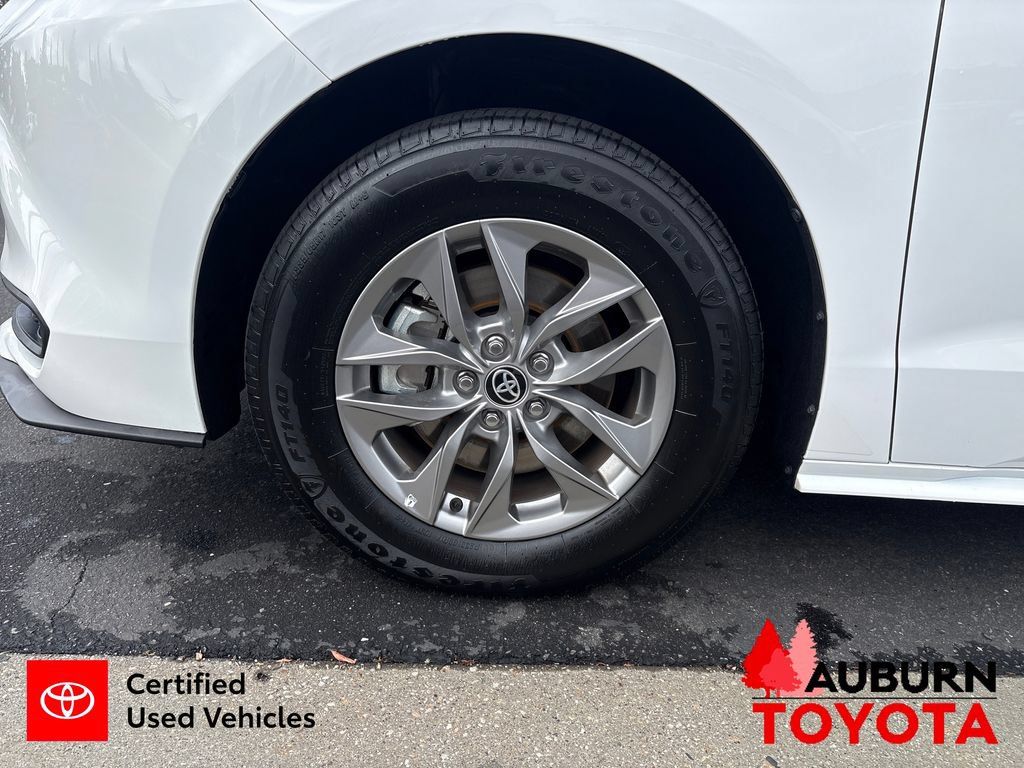 Certified 2025 Toyota Sienna LE FWD image 9
