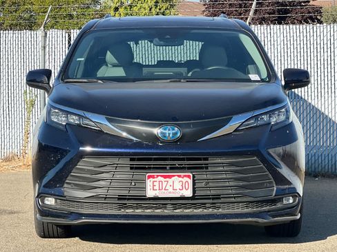 Used 2025 Toyota Sienna XLE FWD image 8