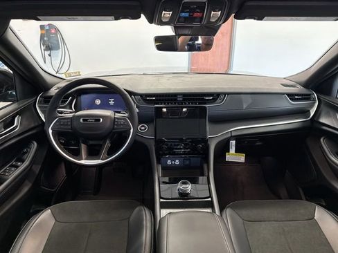 New 2025 Jeep Grand Cherokee Altitude image 41
