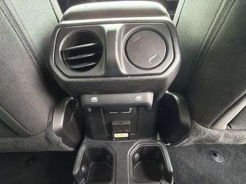 Used 2019 Jeep Wrangler Unlimited Sahara w/ Uconnect 4C Nav & Sound Group image 15