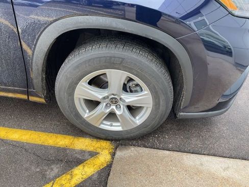 Used 2023 Toyota Highlander LE image 5