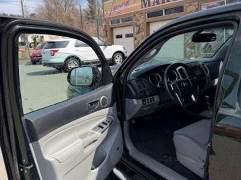 Used 2012 Toyota Tacoma 4x4 Double Cab w/ TRD Sport Upgrade Pkg image 6