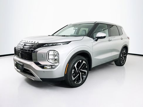 Used 2024 Mitsubishi Outlander SE image 3