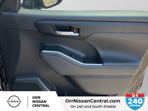 Used 2022 Toyota Highlander XLE AWD/4WD image 10