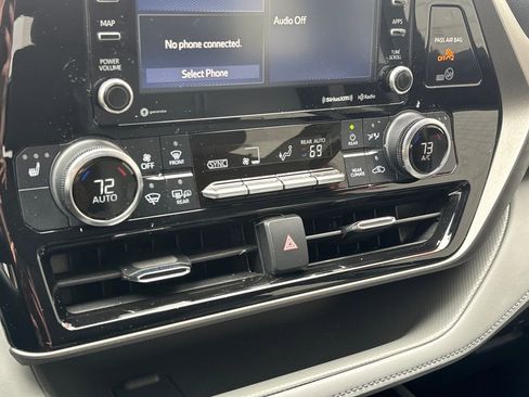 Used 2022 Toyota Highlander XLE image 12