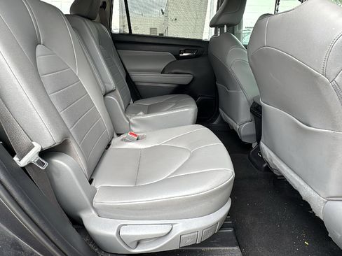 Used 2020 Toyota Highlander XLE FWD image 25