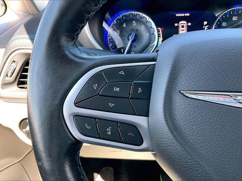 Used 2021 Chrysler Pacifica Touring w/ Cold Weather Group FWD image 17