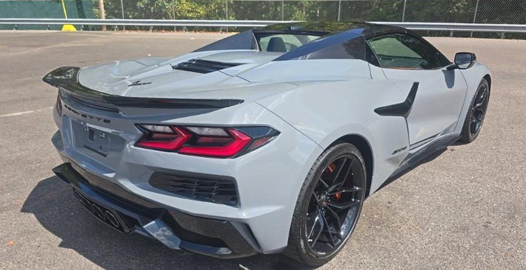 Used 2025 Chevrolet Corvette Z06 RWD image 2