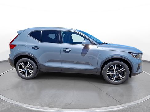 Used 2023 Volvo XC40 B5 Core AWD/4WD image 9