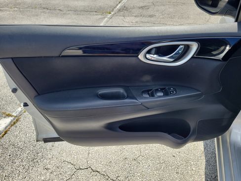 Certified 2019 Nissan Sentra SV FWD image 9