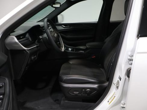 Used 2023 Jeep Grand Cherokee Altitude image 11