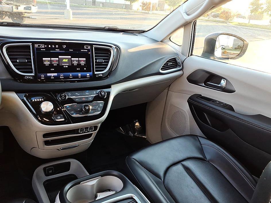 Used 2023 Chrysler Pacifica Touring-L FWD image 22