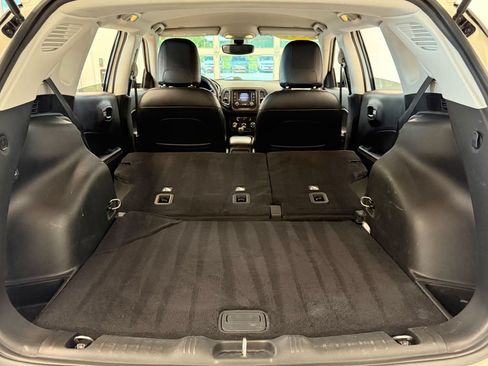 Used 2018 Jeep Compass Latitude FWD image 35