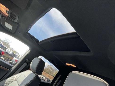 Used 2025 GMC Canyon Denali image 15