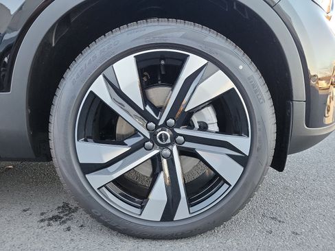 New 2025 Volvo XC40 B5 Plus w/ Protection Package Premier image 5