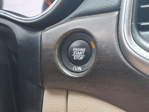 Used 2018 Jeep Grand Cherokee Laredo AWD/4WD image 9