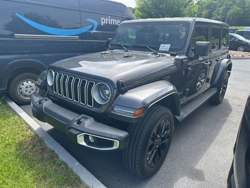 Used 2025 Jeep Wrangler Unlimited Sahara AWD/4WD image 8