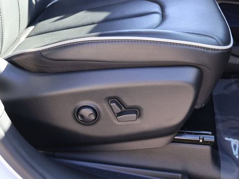 Used 2025 Chrysler Pacifica Limited image 10