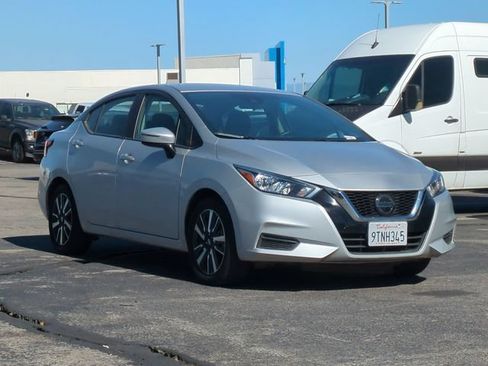 Used 2021 Nissan Versa SV FWD image 2